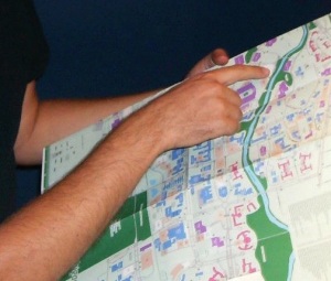 Grad IV members plot their prayerwalk routes on a campus map.